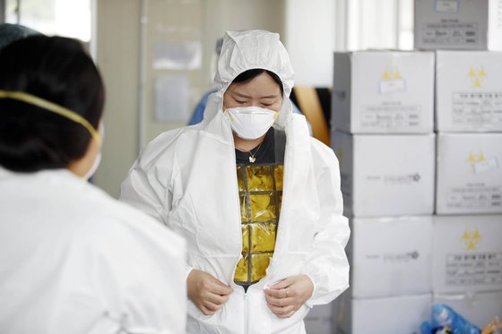 광주 북구선별진료소에서 코로나19 검사를 하는 보건소 의료진이 방호복 안에 냉조끼를 입고 있다. [사진 광주 북구]
