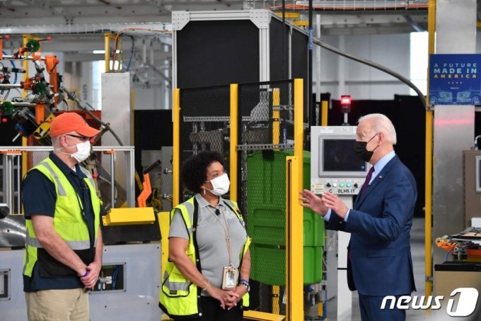 (디어본 AFP=뉴스1) 우동명 기자 = 조 바이든 미국 대통령이 18일(현지시간) 미시간주 디어본에 있는 포드 전기차 공장을 방문해 근로자들과 얘기를 하고 있다.  (C) AFP=뉴스1
